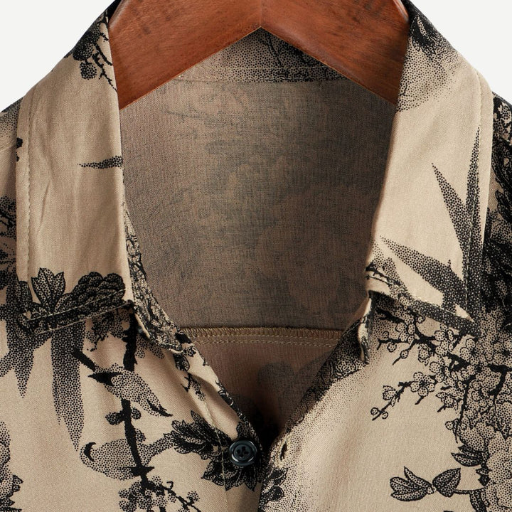 Närbild av blommigt mönster på herr t-shirt, visar detaljer av lättviktigt och stretchigt tyg