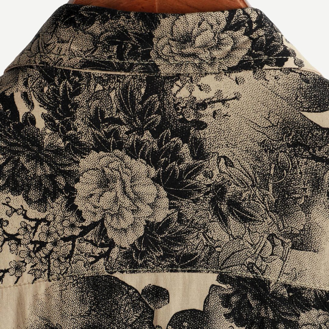 Mörkblå herr sommar t-shirt med livfulla blommönster, korta ärmar för en avslappnad look