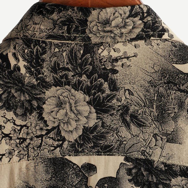 Mörkblå herr sommar t-shirt med livfulla blommönster, korta ärmar för en avslappnad look