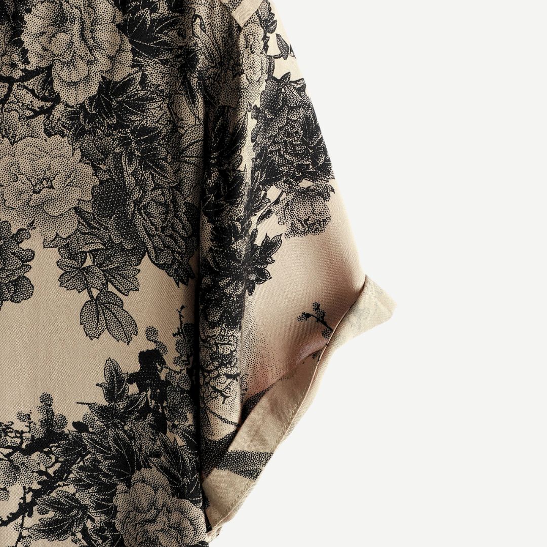 Detaljbild på krage och blommönster på en herr t-shirt i mjukt, stretchigt material
