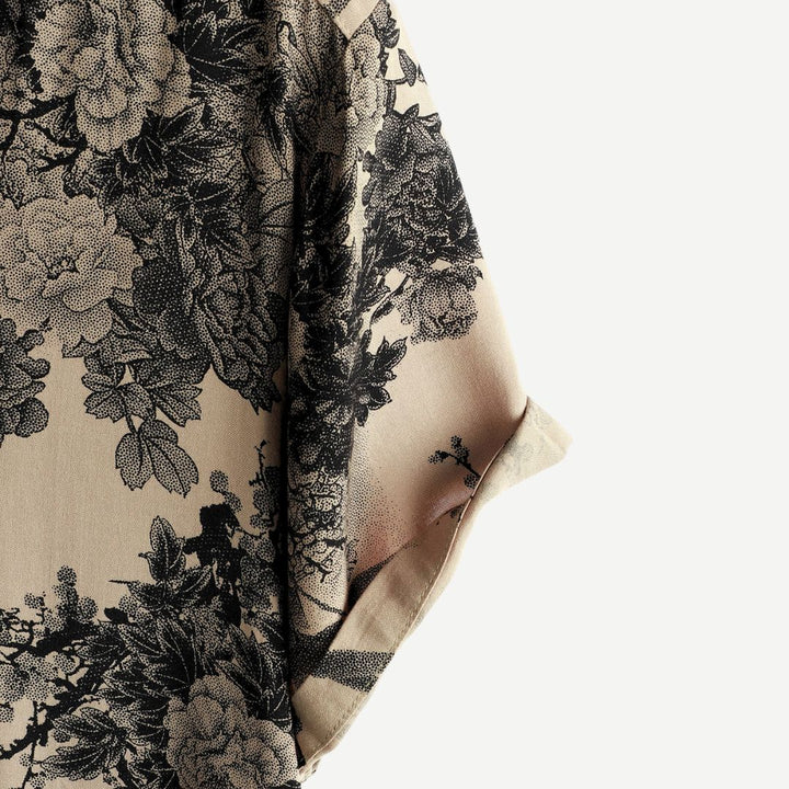 Detaljbild på krage och blommönster på en herr t-shirt i mjukt, stretchigt material