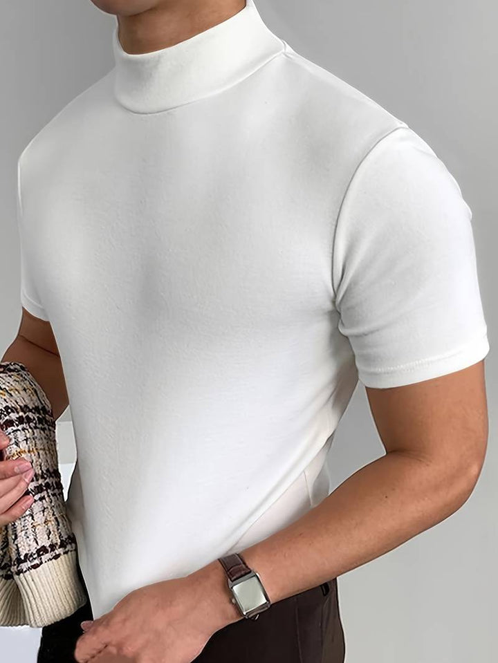 Herr t-shirt med hög krage i vit bomull, elegant och modern passform.