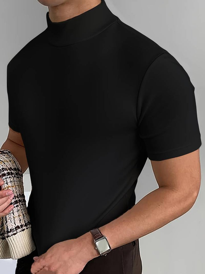 Stilren herr t-shirt med hög krage i svart, perfekt som avslappnat basplagg.