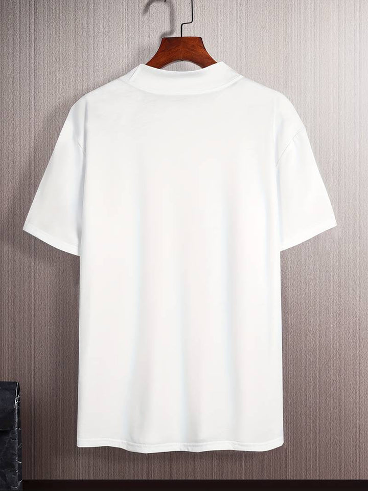 Närbild av hög krage på vit herr t-shirt, visar tygkvalitet och sömmar.