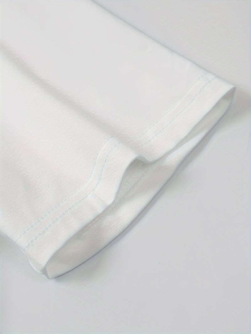 Detaljbild: Tygstruktur och krage på modern svart herr t-shirt med hög krage.