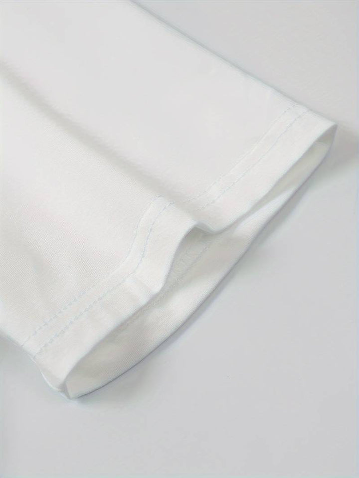 Detaljbild: Tygstruktur och krage på modern svart herr t-shirt med hög krage.