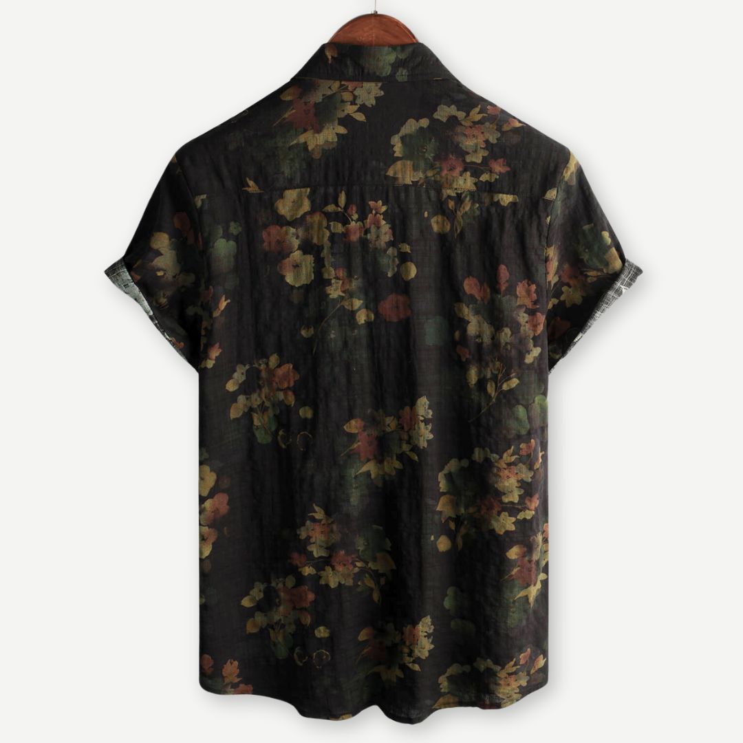 Närbild på herr t-shirt med detaljerat vintage blommönster, lättviktstyg för komfort, vardagsstil