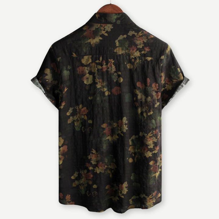 Närbild på herr t-shirt med detaljerat vintage blommönster, lättviktstyg för komfort, vardagsstil