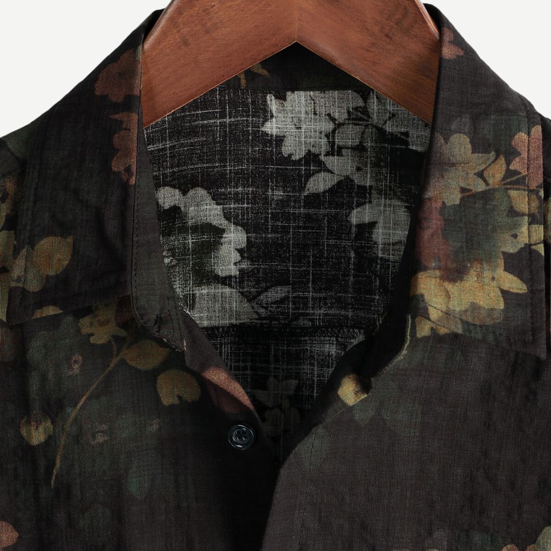 Man bär en herr t-shirt Vintage Blommönster, lättvikt för sommar, avslappnad passform, herrkläder