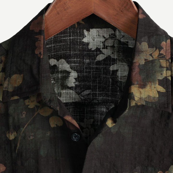 Man bär en herr t-shirt Vintage Blommönster, lättvikt för sommar, avslappnad passform, herrkläder