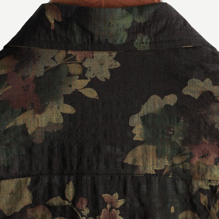 Lättviktig herr t-shirt med unikt vintage blommönster, idealisk för sommarkläder och vardagsstil