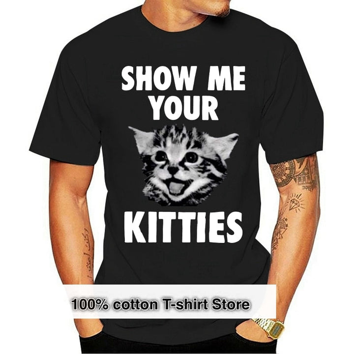 Herr T-shirt med texten "Visa mig dina kattungar", en rolig vardagströja för den humoristiske kattälskaren.