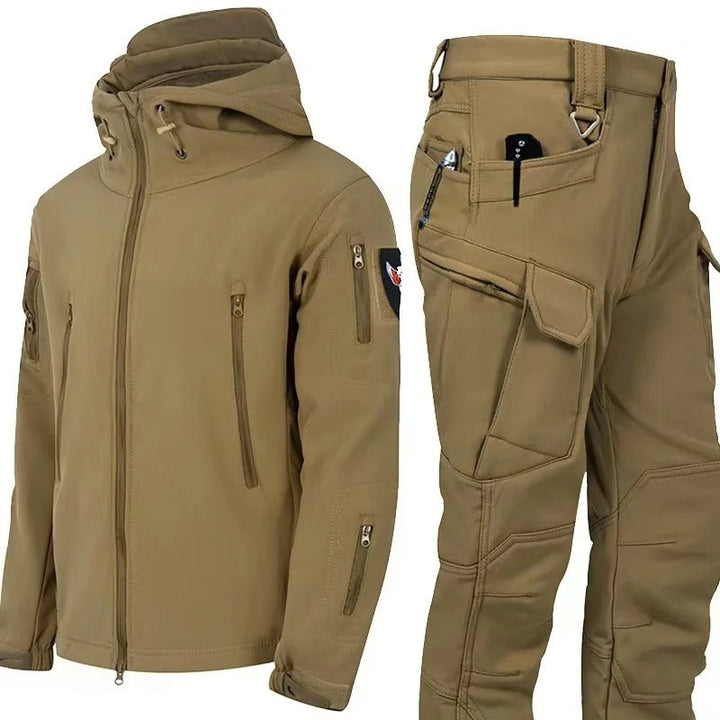 Närbild på det slitstarka softshell-materialet i herrens taktiska vinterfiskedräkt. Funktionell.