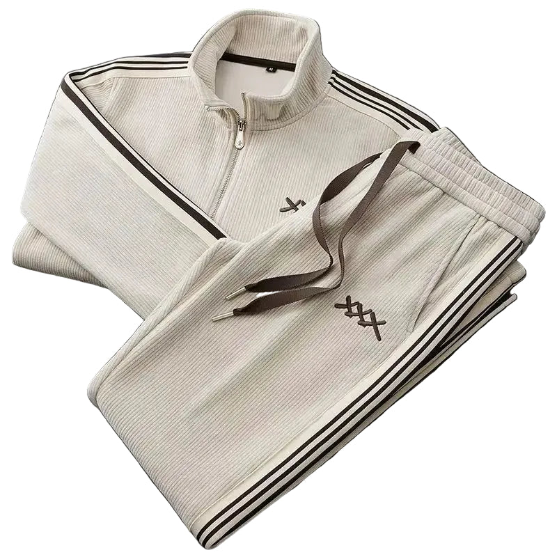 Herr träningsoverall i sportstil. Bekvämt set med dragkedja, perfekt för träning & fritidskläder.