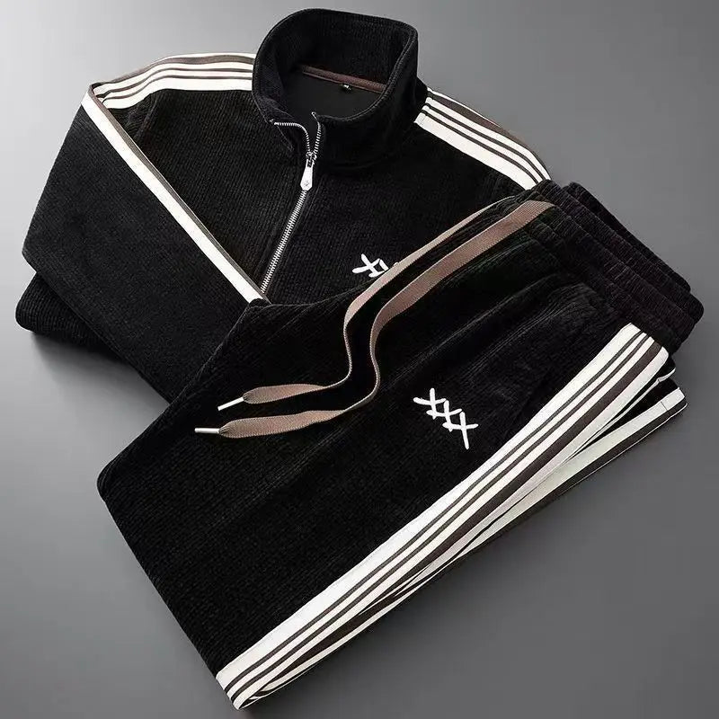Mäns sportkläder: joggingdräkt med broderad detalj. Optimal komfort & modern stil för herr vardagsmode.