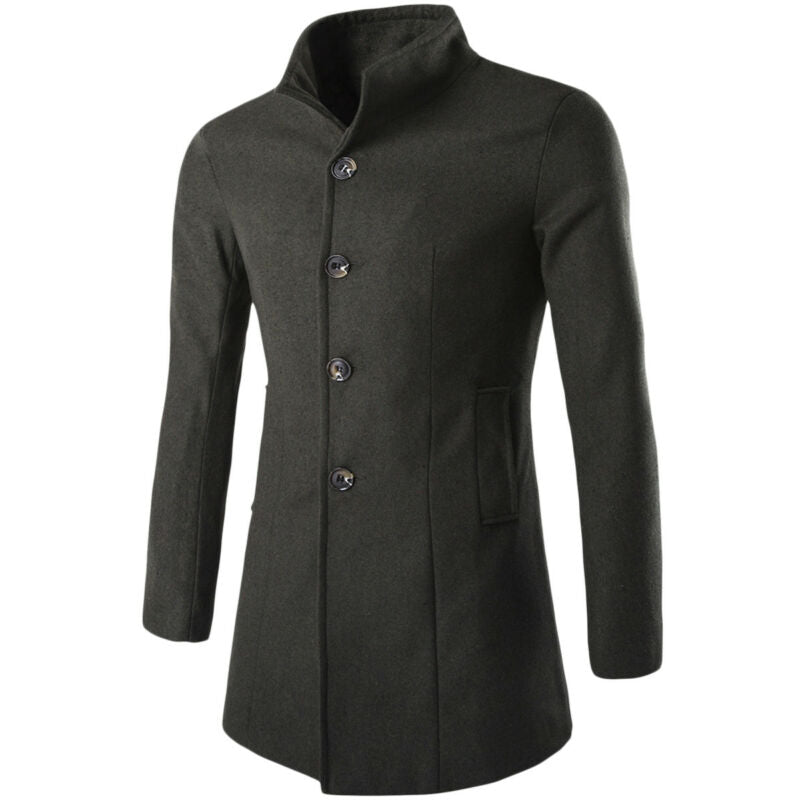 Herr trenchcoat med stående krage, stilrent ytterplagg för vår och höst. Elegant och modern kappa.