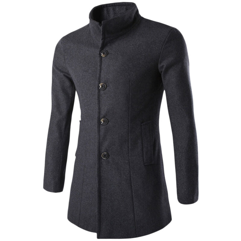 Elegant herr trenchcoat i klassisk stil med stående krage. Perfekt kappa för formella tillfällen.