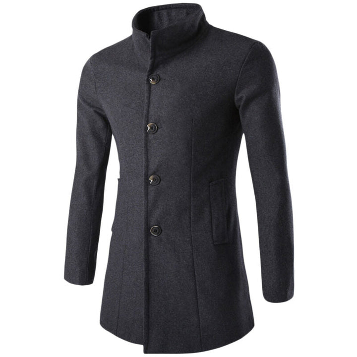 Elegant herr trenchcoat i klassisk stil med stående krage. Perfekt kappa för formella tillfällen.