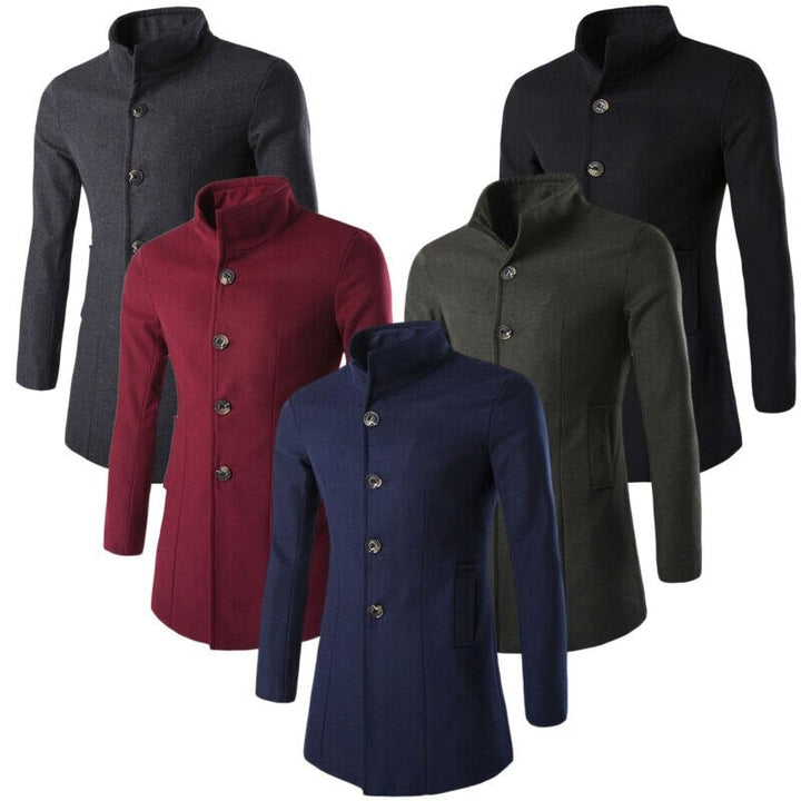 Detalj av stående krage på en herr trenchcoat. Klassisk och elegant design för våren och hösten.
