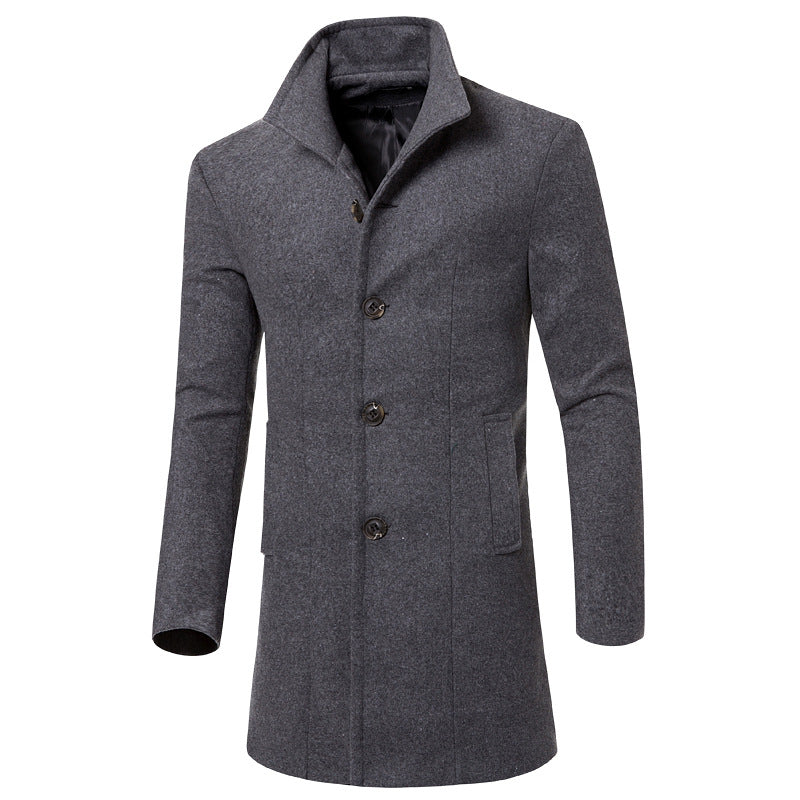 Herr trenchcoat med stående krage, framifrån. En modern och stilren kappa, perfekt för höstmodet.