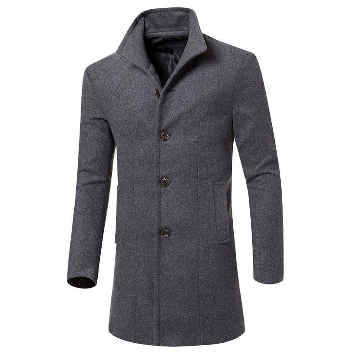 Herr trenchcoat med stående krage, framifrån. En modern och stilren kappa, perfekt för höstmodet.
