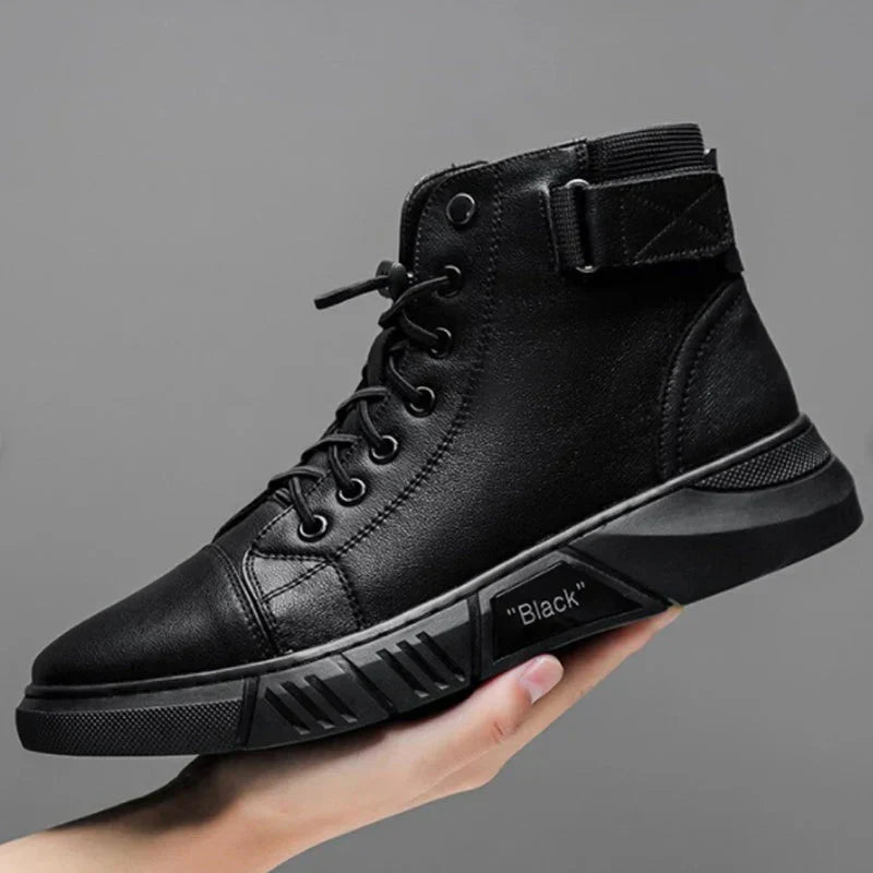 Man går i Herr Urban Streetwear sneakers, visar komfort och stil för vardagen i stadsmiljö.