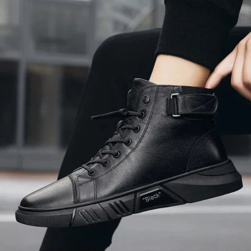 Baksida Herr Urban Streetwear sneakers med logodetalj och vadderad krage för extra komfort.