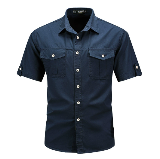 Man bär modern "Utility" fickskjorta, kombinerar stil med praktisk design för herrkläder och vardagsstil.
