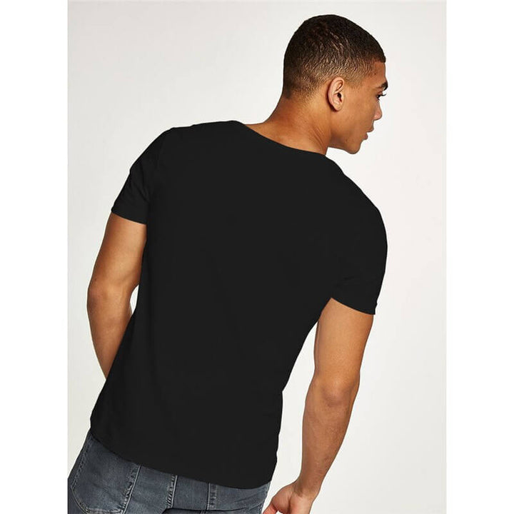 Enfärgad herr t-shirt med V-hals, perfekt för sommarstil. Bekväm och stilren vardagsmode.