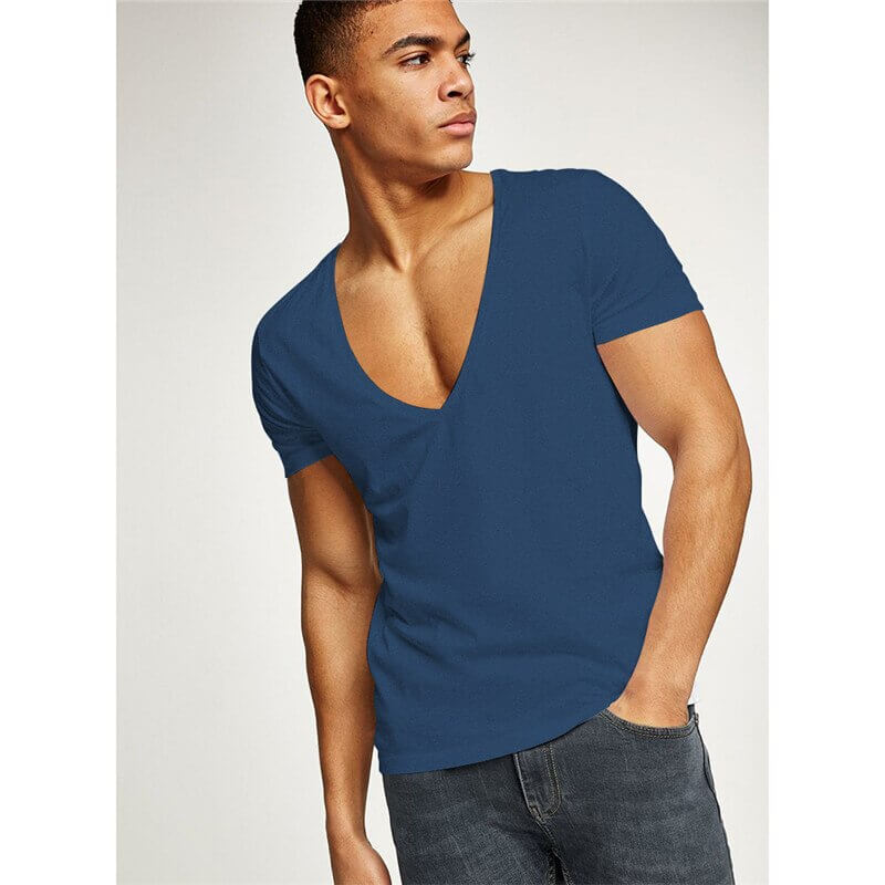 Skön herr t-shirt V-hals, kortärmad. Stilren slim fit för casual vardagsbruk.