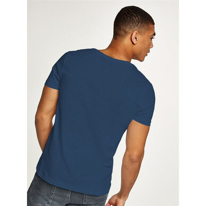 Herr t-shirt V-hals, modern och bekväm. Slim fit för en stilren casual vardagslook.