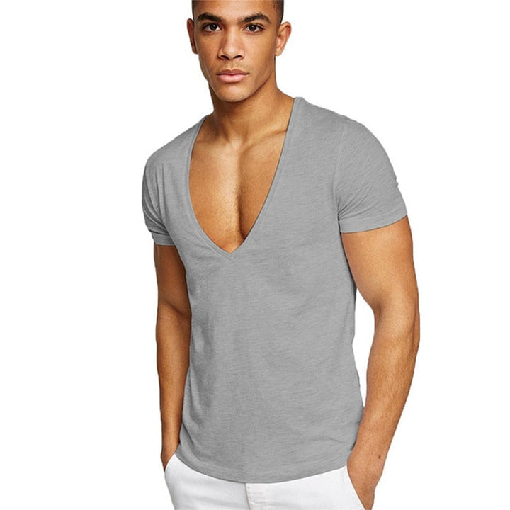 Bekväm herr t-shirt med V-hals, perfekt för casual sommarstil. Enfärgad och modern.