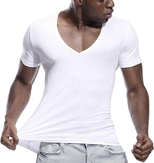 Modern herr V-hals t-shirt, stilren design. Perfekt för vardagen och bekväm casual look.
