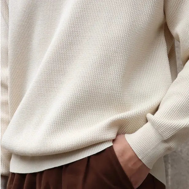 Stilren herr V-ringad polotröja, idealisk för både vårmode och höstmode, ger en elegant avslappnad look.