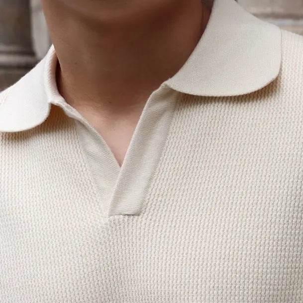Herrpolo med elegant V-ringning och diskret krage, designad för modern komfort och en stilren känsla.