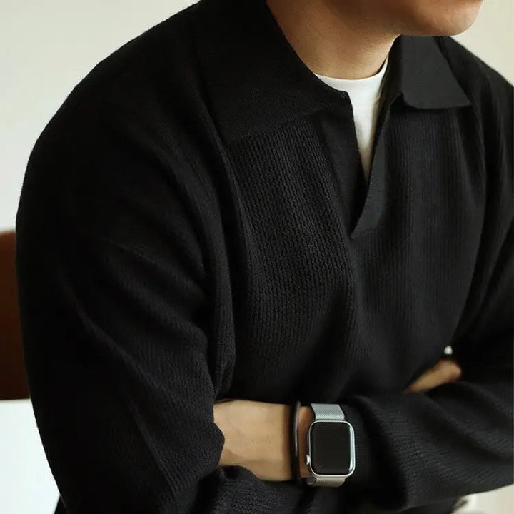 Premium herr V-ringad polo, kombinerar t-shirtens lätthet med pikéns elegans för en avslappnad men uppklädd stil.