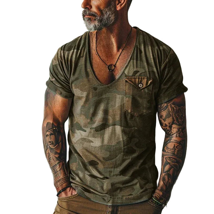 Herr V-ringad T-shirt i retro kamouflagemönster. Grön och beige camo stil för fritid och vardag.