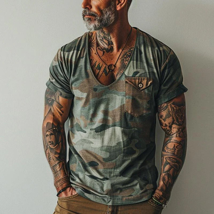 Stilren herr T-shirt med retro camo mönster. Bekväm V-ringad kamouflagetröja perfekt för vardagsbruk.