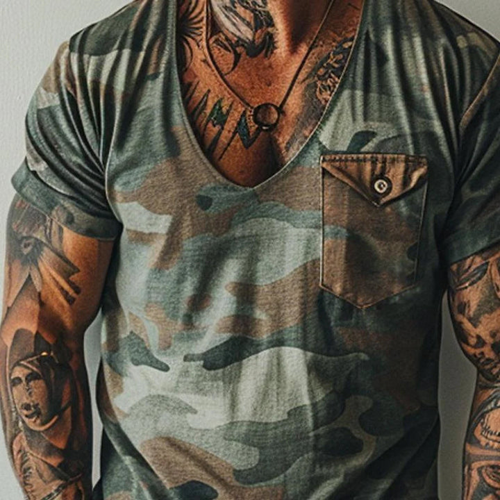 Grön och beige kamouflage herr T-shirt. V-ringad retro stil för utomhusaktiviteter och fritidskläder.