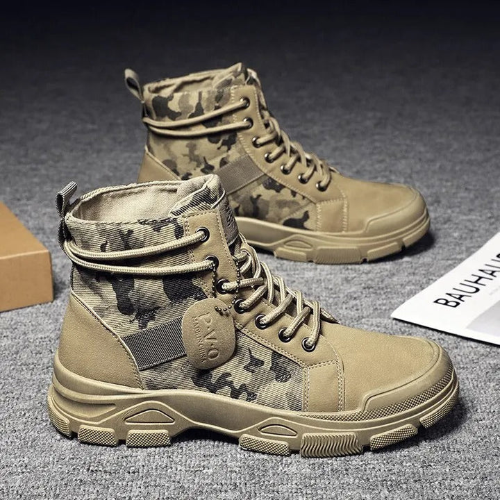 Detaljerad bild på herr vattentäta camo militärkängors unika kamouflagemönster, slitstark sula.