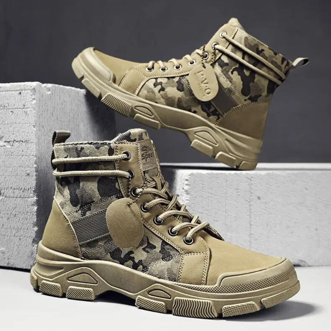 Sidovy av robusta herr vattentäta camo militärkängor, designade för tuff terräng och arbetsbruk.