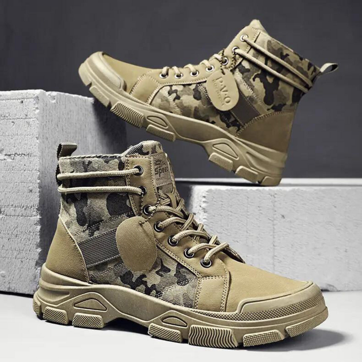 Sidovy av robusta herr vattentäta camo militärkängor, designade för tuff terräng och arbetsbruk.