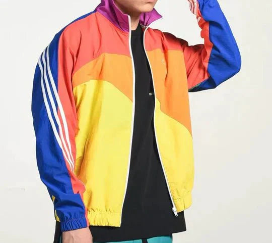 Vindavvisande herrjacka för utomhusaktiviteter. Lätt och bekväm, med avslappnad retrolook och praktisk design.