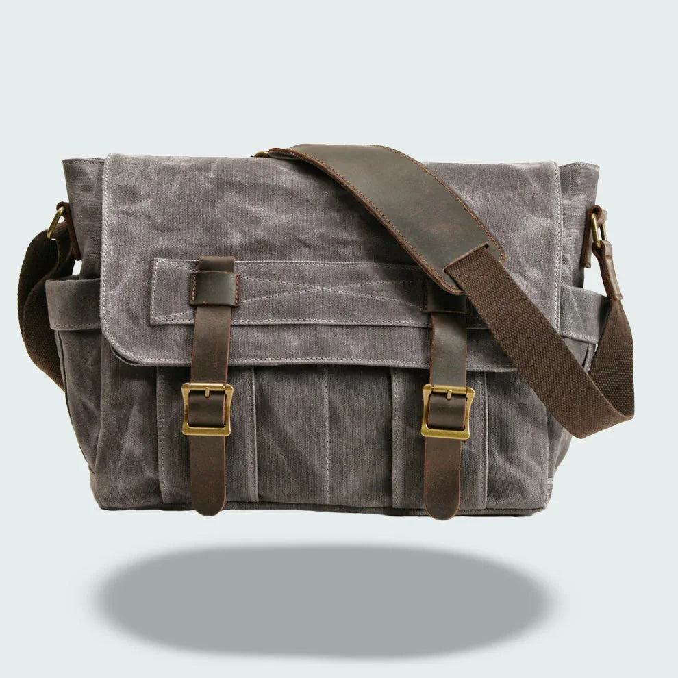 Retro herr crossbody-väska i vattentålig canvas med läderdetaljer.