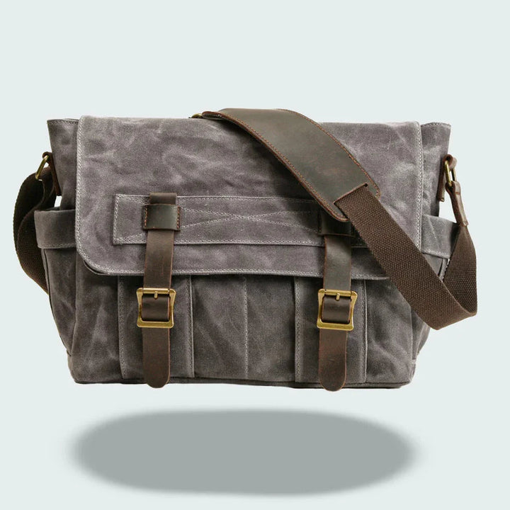 Retro herr crossbody-väska i vattentålig canvas med läderdetaljer.