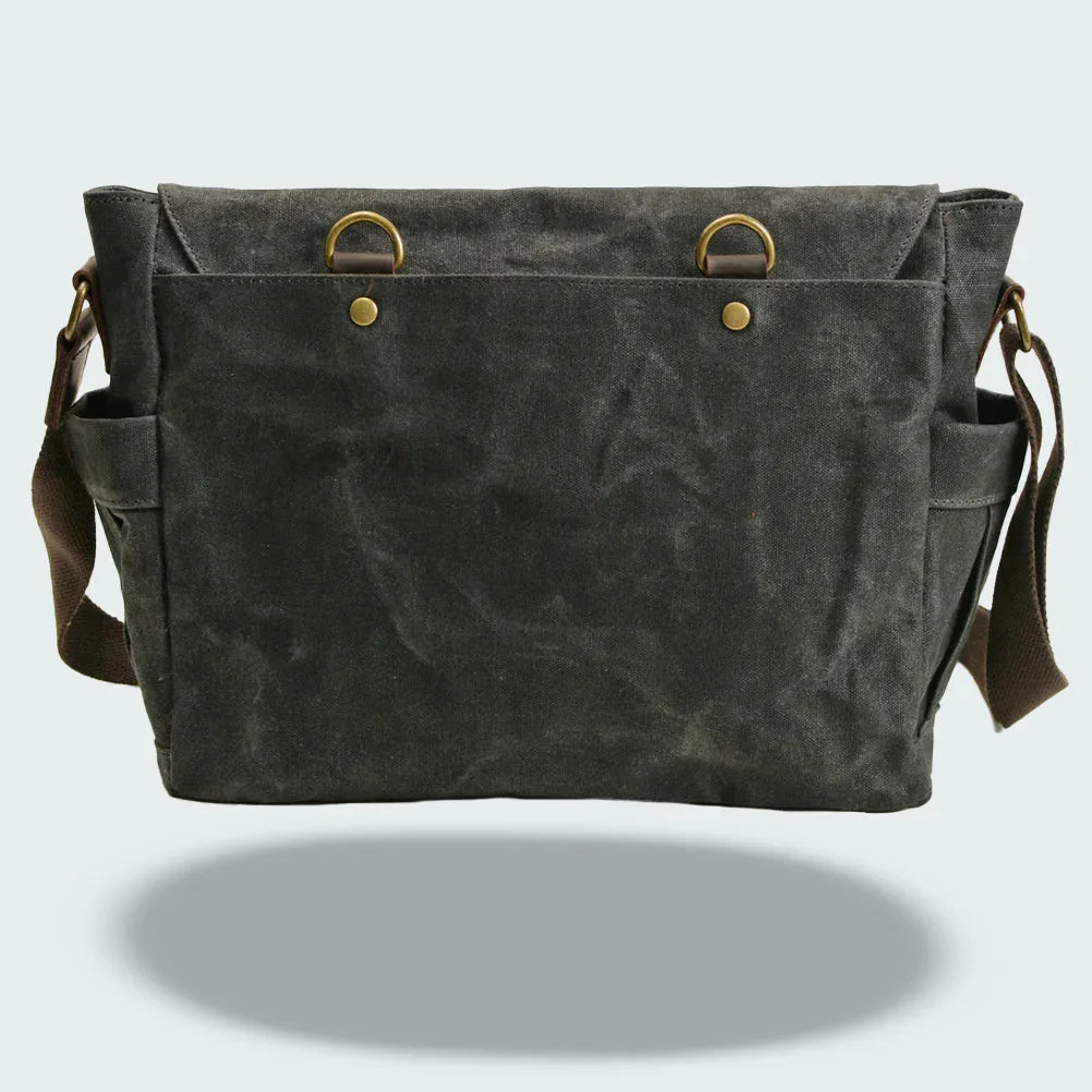 Tidlös herr budväska i vintage canvas/läder. Funktionell design för laptop & arbetsbruk.
