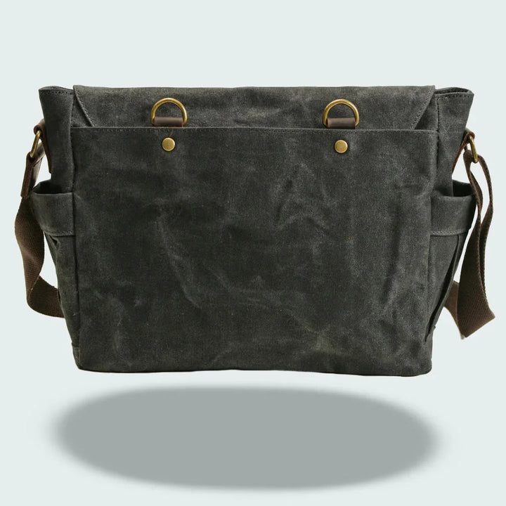 Tidlös herr budväska i vintage canvas/läder. Funktionell design för laptop & arbetsbruk.