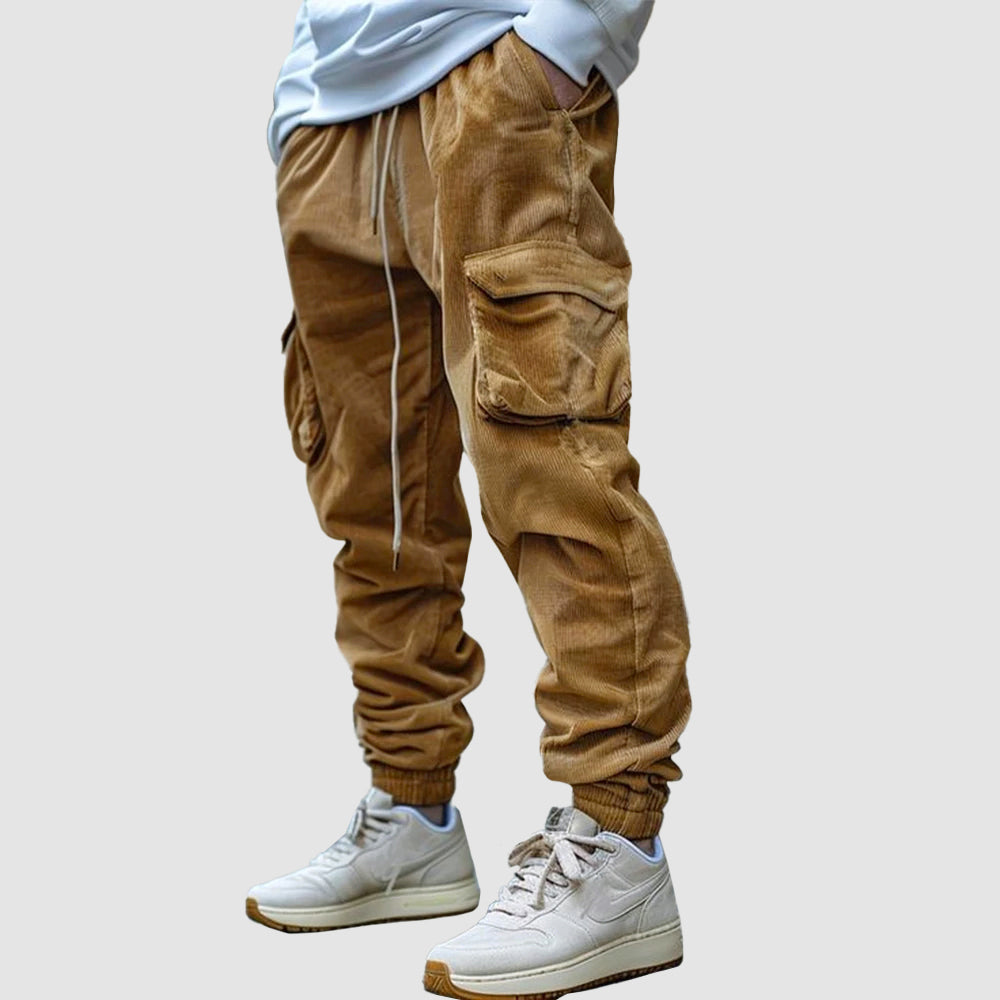 Gröna herrbyxor i jogger-stil, vintage look med elastisk midja och sidofickor.