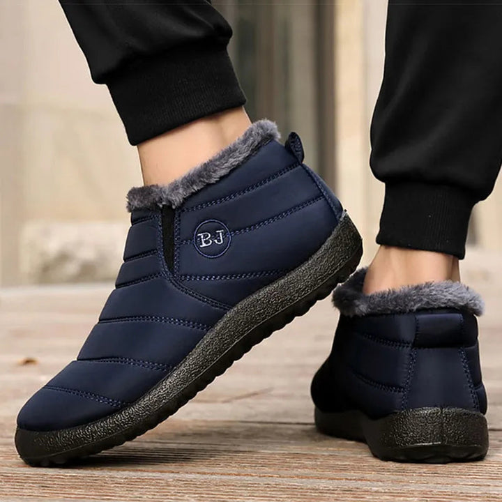 Bekväma herrvinter slip-on skor med mjukt fleecefoder och greppvänlig gummisula, perfekta för kalla dagar.