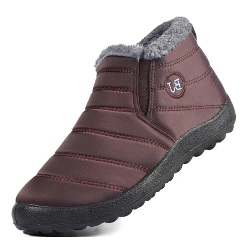 Vattenavvisande herrvinter slip-ons. Lätta att ta på, varma med fleecefoder och robust gummisula för vintern.